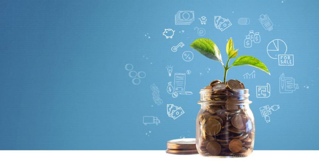 Cofrinho com dinheiro e uma planta nascendo