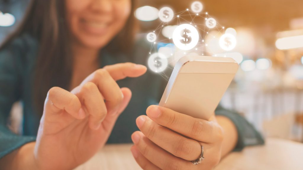 dispositivos móveis e seu impacto: mulher comprando pelo celular